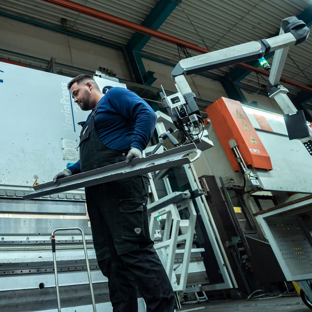 Glüpker Blechtechnologie: Kanten & Kantroboter / Edge Robots